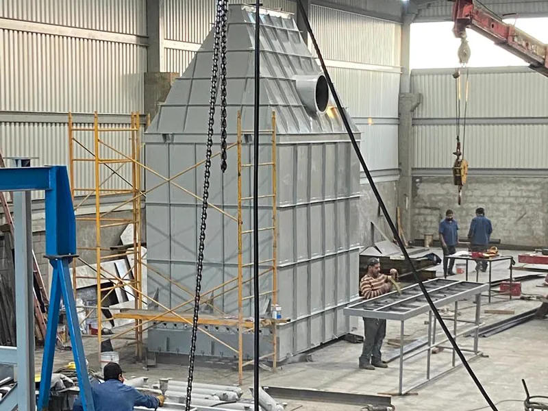 Cuerpo de colector armado y con andamios dentro de la nave, listo para izarse.